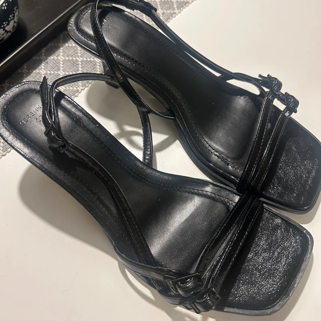 Svarta sandaler med klack från Bershka