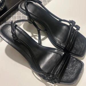 Svarta sandaler med klack från Bershka - Jätte fina dock lite för stor för mig, de är köpta här på plick men verkar vara sparsamt använda och inget stort slitage