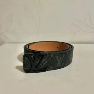 L Bälte Svart - Helt nya & högkvalitativa bälten till låga priser! Välj bland olika märken, mönster och färger. Vi fraktar din order så snabbt som möjligt och vi ser till att ditt paket är säkert packat under frakt 🚚 