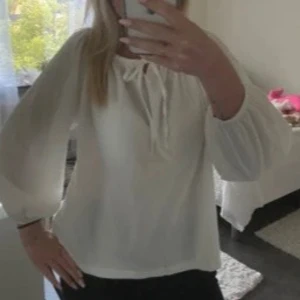 Vit blus  - Säljer en vit blus från lager i nytt skick i storlek S💗