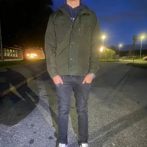 John Henric field jacket  - Säljer en tvär fet John Henric field jacket perfekt för hösten och tidig vinter. Storlek S men passar även M. Hör av dig vid fler frågor och funderingar 