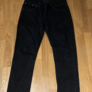  Nudie Jeans grim Tim  - Tjenare säljer ett par nudie jeans grim Tim i storleken 34/34 de är i super bra skick. Om ni har några frågor är det bara att skriva.