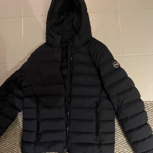 Colmar jacka  - Säljer nu min feta Colmar jacka. Perfekt nu när det börjar bli kallare. Färgen är marinblå och den är köpt för 3000 kr. Storleken är 48 EU~M. Bra skick, men finns en ytterst liten defekt på ena axeln.