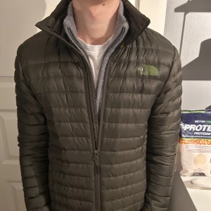 The north face jacka  - Mörkgrön jacka från the north face. Använd en höst väldigt fint skick. Nypris cirka 1800kr. Jag är 183cm och den sitter perfekt.