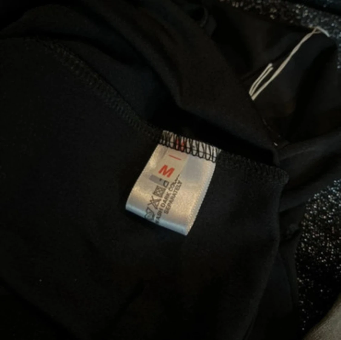 Svart polotopp med guldglitter från Koola Anna - 4