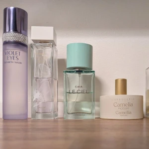 Parfymsplit 💜 - Splittar parfymer i glasdekanter med spray ✨️3 ml-25 kr, 5 ml-40 kr🔅Violet eyes/Elizabeth Taylor🔅White tea eau lilac/Elizabeth Arden🔅White tea mandarin blossom/Elizabeth Arden🔅Le ciel/Caia🔅Camelia/L-Erbolario🔅Skriv vilka du önskar så lägger jag ut som ett nytt paket finns möjlighet att få fri frakt just nu