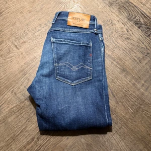 Replay Anbass  - Riktigt snygga blå slim Replay jeans. Riktigt bra skick och sitter snyggt. Storlek 31/34. Personen på bilden ät 195 och jeansen sitter bra! Pris kan diskuteras.