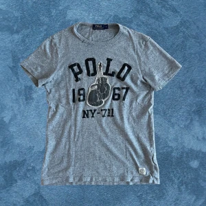 Ralph Lauren T-Shirt - Sjukt snygg t-shirt från Ralph Lauren med fina detaljer. Mått på bilderna, tröjan är i ett bra skick. Storlek S, kan passa XS också