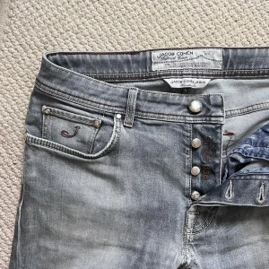 Jacob cohën jeans grå - Jacob cohën jeans. Väldigt trevliga i storleken W32 . Mått A: 41 cm B: 95 cm. Inga större defekter men dom är använda och lite slitna på vissa ställen vilket jag personligen tycker dom blir snyggare av! ☺️modellen är 180 cm 75 kg! 