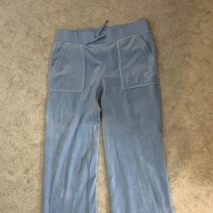 Blå Juicy Couture - Snygga ljusblå mjukisbyxor från Juicy Couture i storlek XS. Jag säljer dom pågrund av ingen användning, dom är väldigt nya, används ett par gånger men sen har dom bara legat i min garderob!