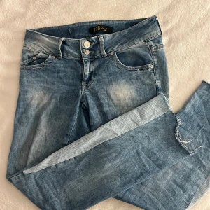 LTB jeans - Säljer ett par ltb jeans som jag sytt ut till bootcut med måtten: midjemått: 80 cm och längd: 94,5 cm. (Det står w29 och L32 men det är lite kortare)😇OBS de har så hål vid insidan av midjan för att jag har haft ett snöre där!