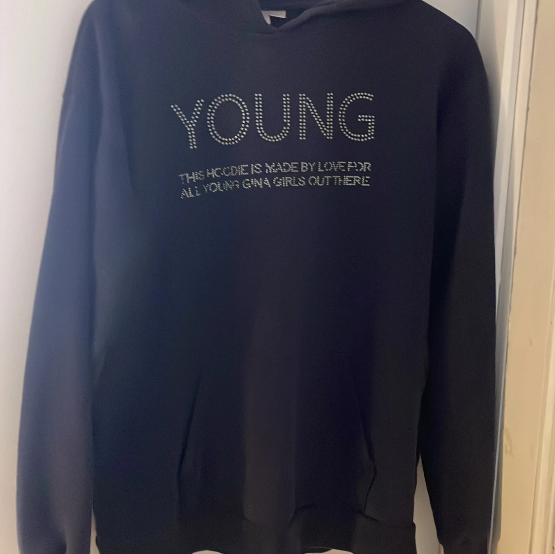 Svart hoodie med strasstext från Gina Tricot