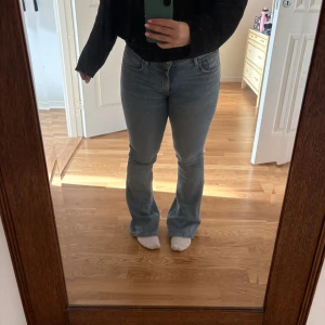 Ljusblå bootcut jeans - Ljusblå jeans med bootcut-modell. Modellen är low boot-short. På grund av min längd så har byxorna skrapats upp längst ner, kolla sista bilden.  Annars i fint skick! Djur och rökfritt hem. 