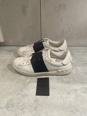 Valentino Open - Säljer dessa Valentino Opens i storlek 40 passar 41, skick 9/10 mycket fint, kort medföljer vid köp, vid funderingar är det bara höra av sig, nypris 7200kr