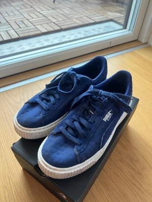 Mörkblå Puma Basket sneakers - Blå sneakers i använt skick men väl bevarade, legat i en låda i förrådet. Bekväma att gå i. 