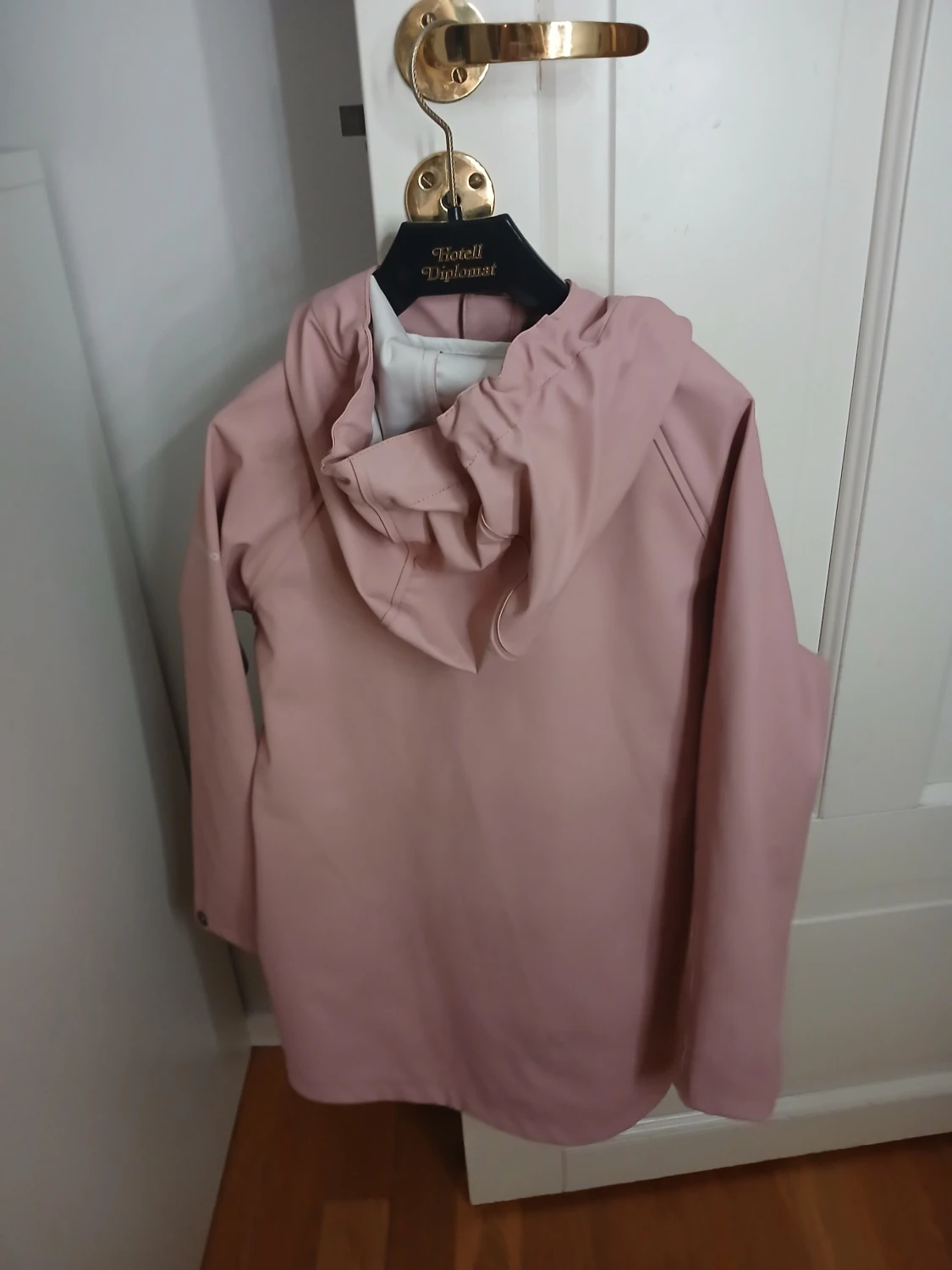 Ljusrosa regnjacka med huva - 1