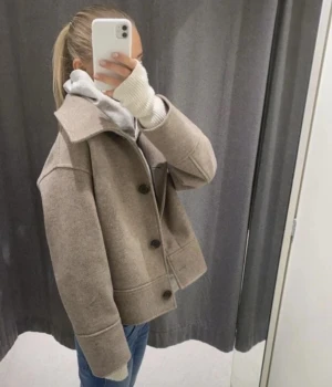 Beige kappa - Assnygg kappa som inte säljs länge, så sjukt fin och perfekt till hösten och våren🍂🍁🥰smått nopprig annars jättebra skick