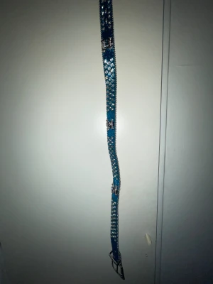 blå skärp  - fint glittrigt blått skärp med diamanter och dödskalle på! 💎