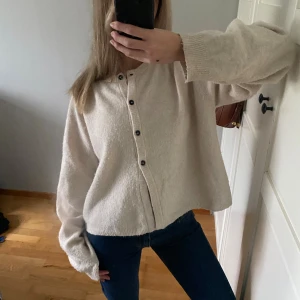 Beige stickad kofta från Lindex XL - Rosa/ beige stickad kofta från Lindex i storlek XL. Använt skick💕