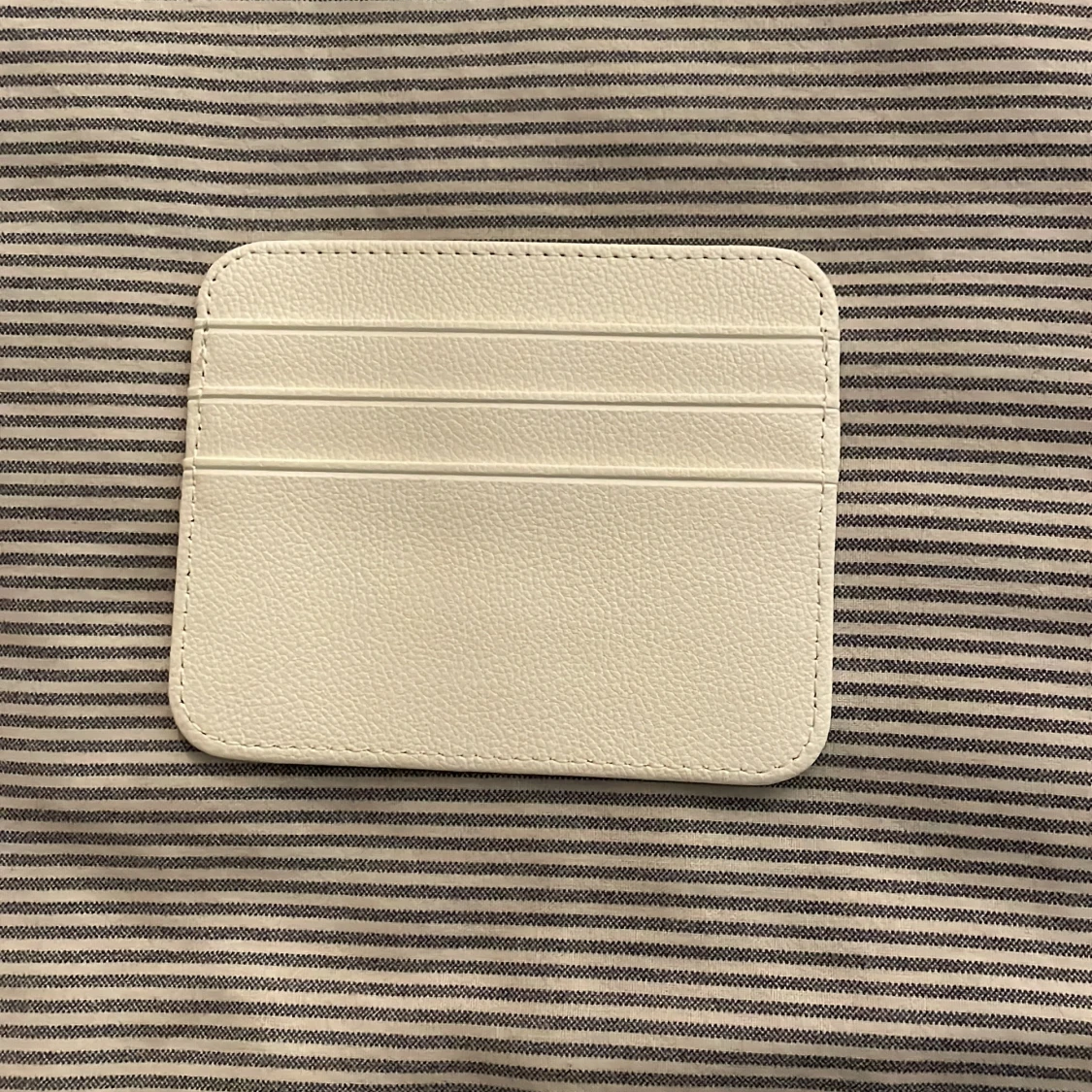 Vit plånbok med korsdetaljer - 1