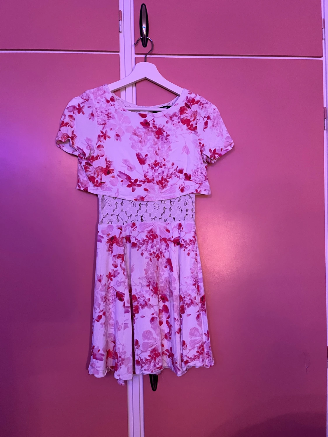 Blommig kortklänning från BikBok XS