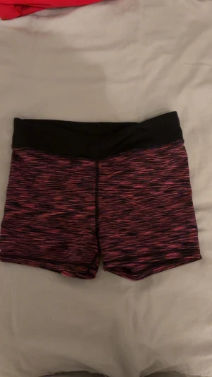 Träningshorts  - Från hm för några år sedan Storlek 146/152 typ xs  Fint skick trots ålder