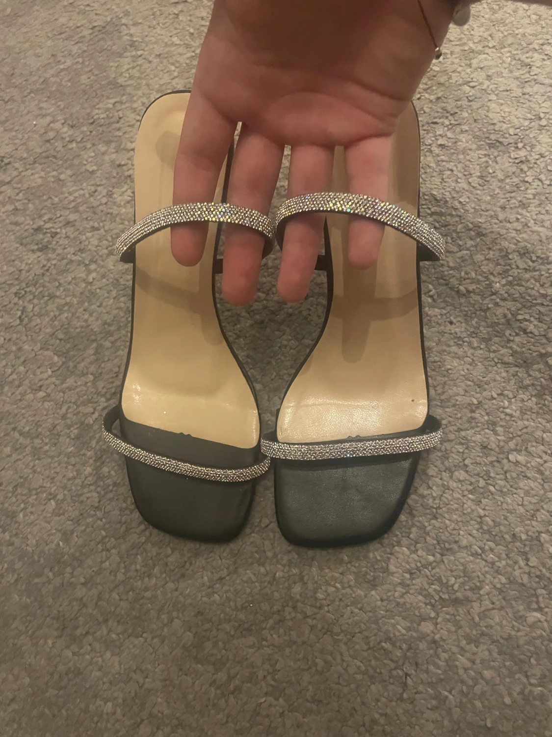 Svarta klackar med glittriga remmar