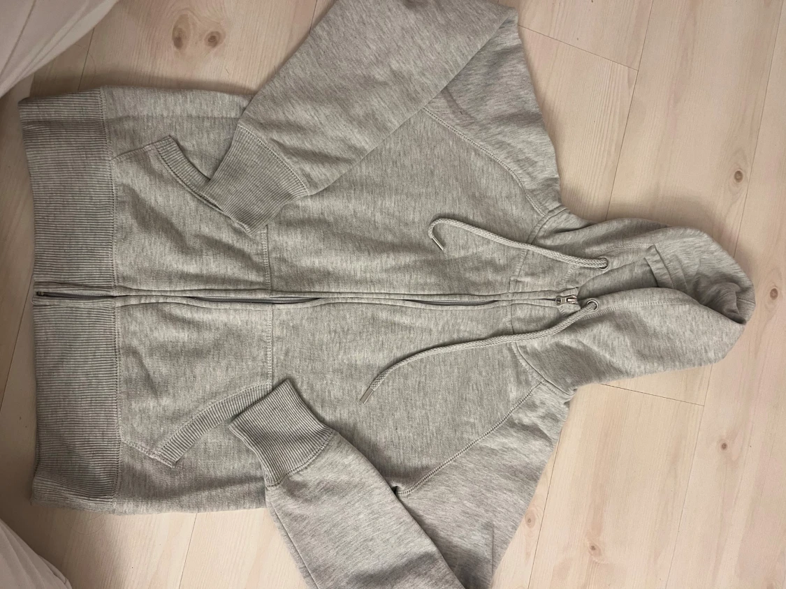 Grå hoodie med dragkedja och huva - 1