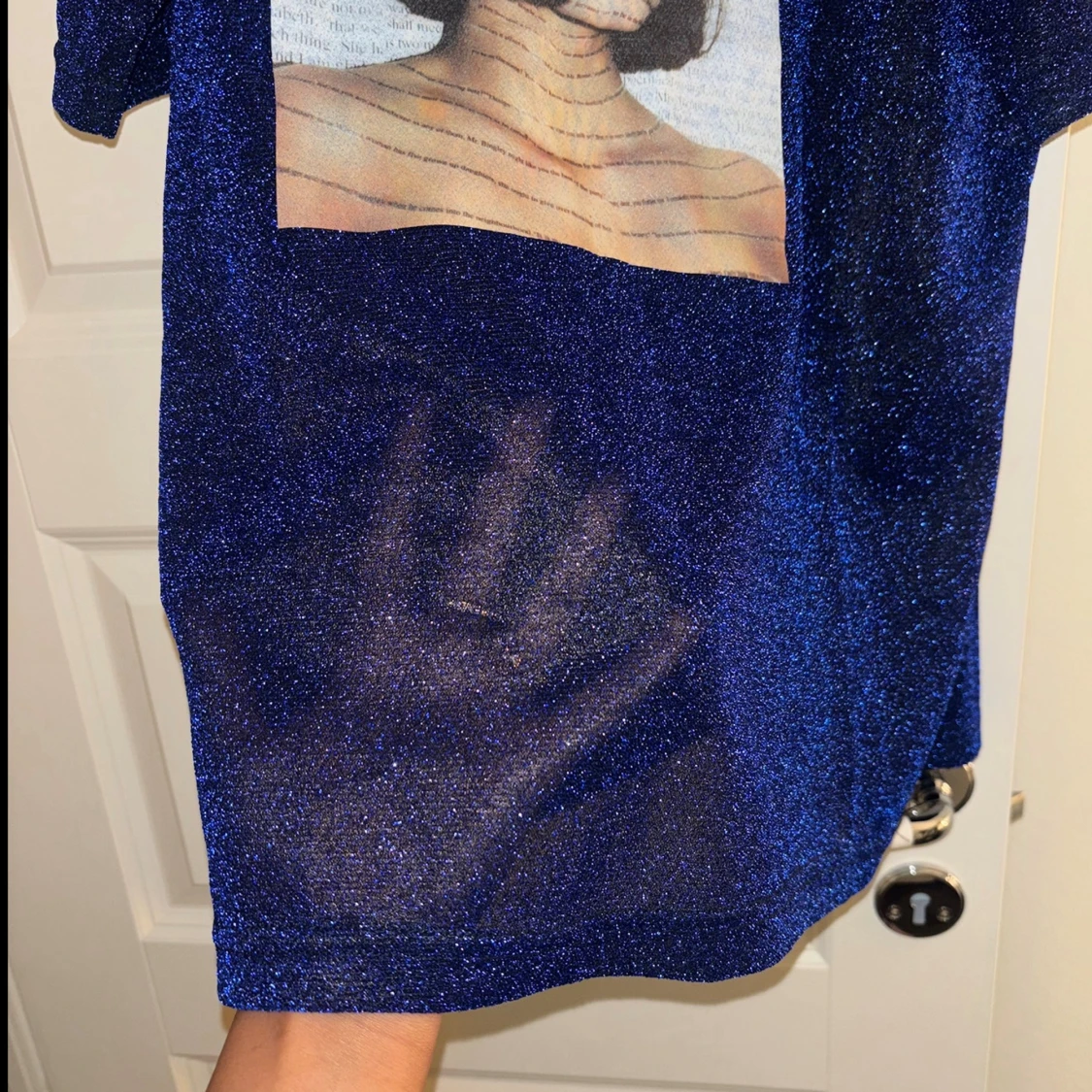 Blå glittrig t-shirt med konsttryck - 1