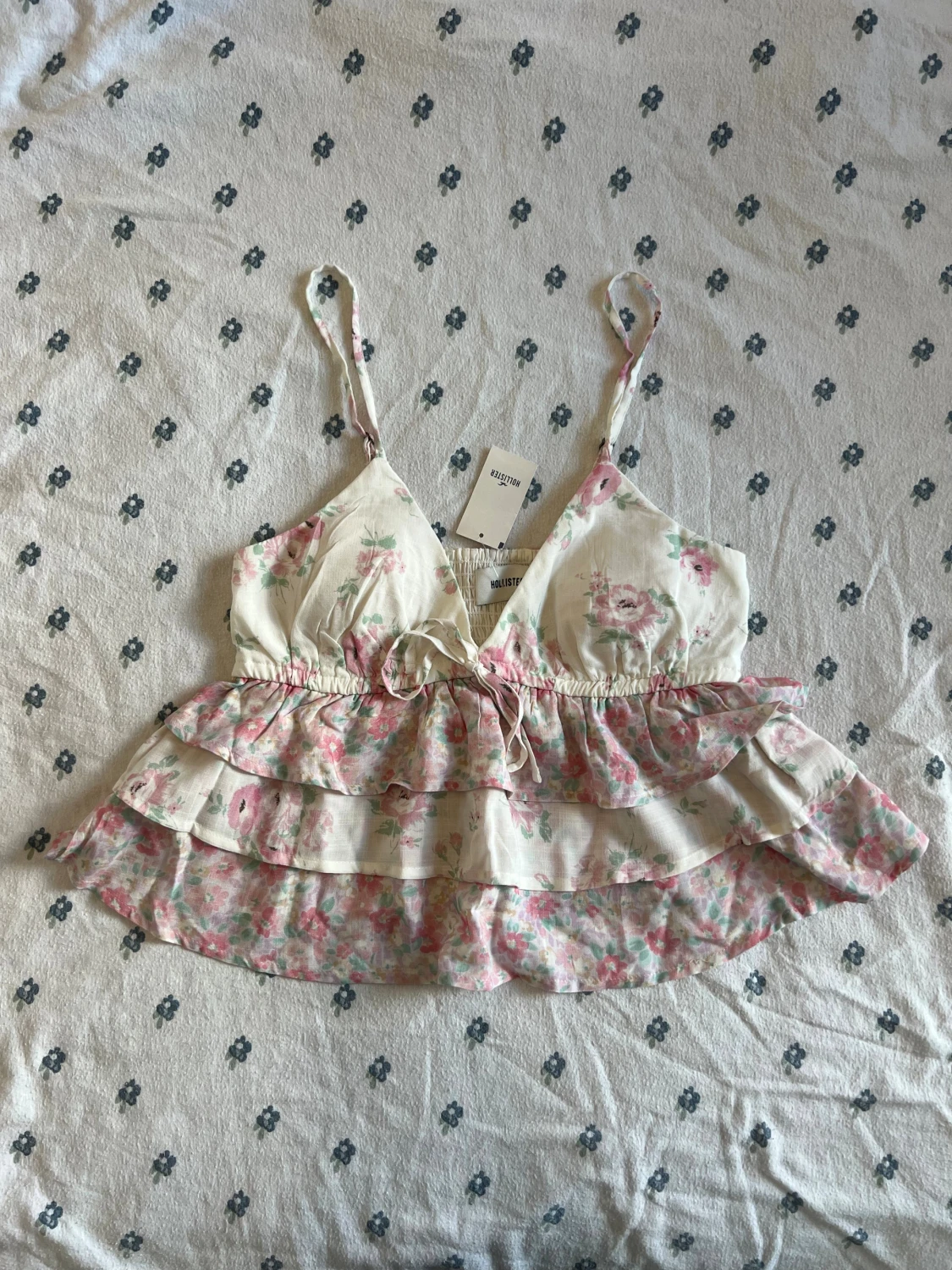 Blommig volangtop från Hollister - 1