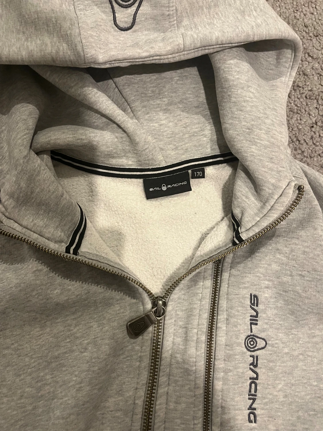 Ljusgrå hoodie från Sail Racing. Pris kan negotieras - 1