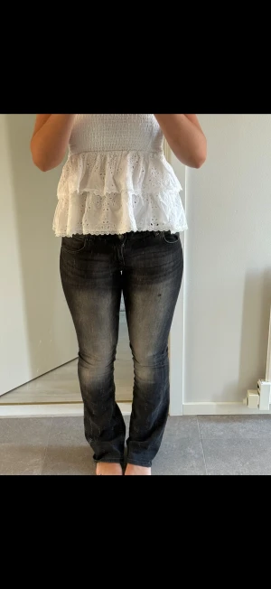 Jeans - Jeans med inslag av vit, jätte fina och jätte jätte bekväma! Pytte lite slitna längst ner. Storlek 36