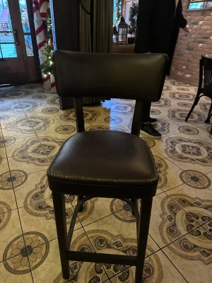 Barstol med ryggstöd, mörkbrun konstläder - Säljer 4 barstolar i fint skick. Pris: 400 kr per stol. Finns i Stockholm. Vi kan prata om priset. Är du intresserad? Skicka ett meddelande