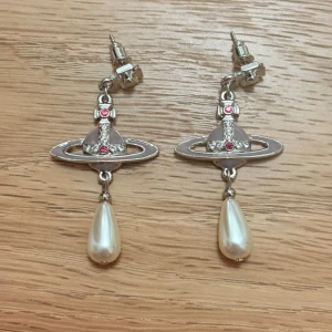 Viv Hängande Pärl Örhängen  - Helt nya! Inte silver, (skriv till mig innan)