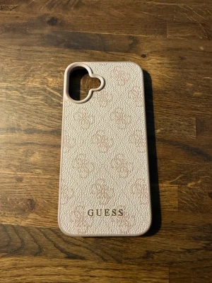 Guess iPhone 16 plus skal -  Guess mobilskal i ljusrosa