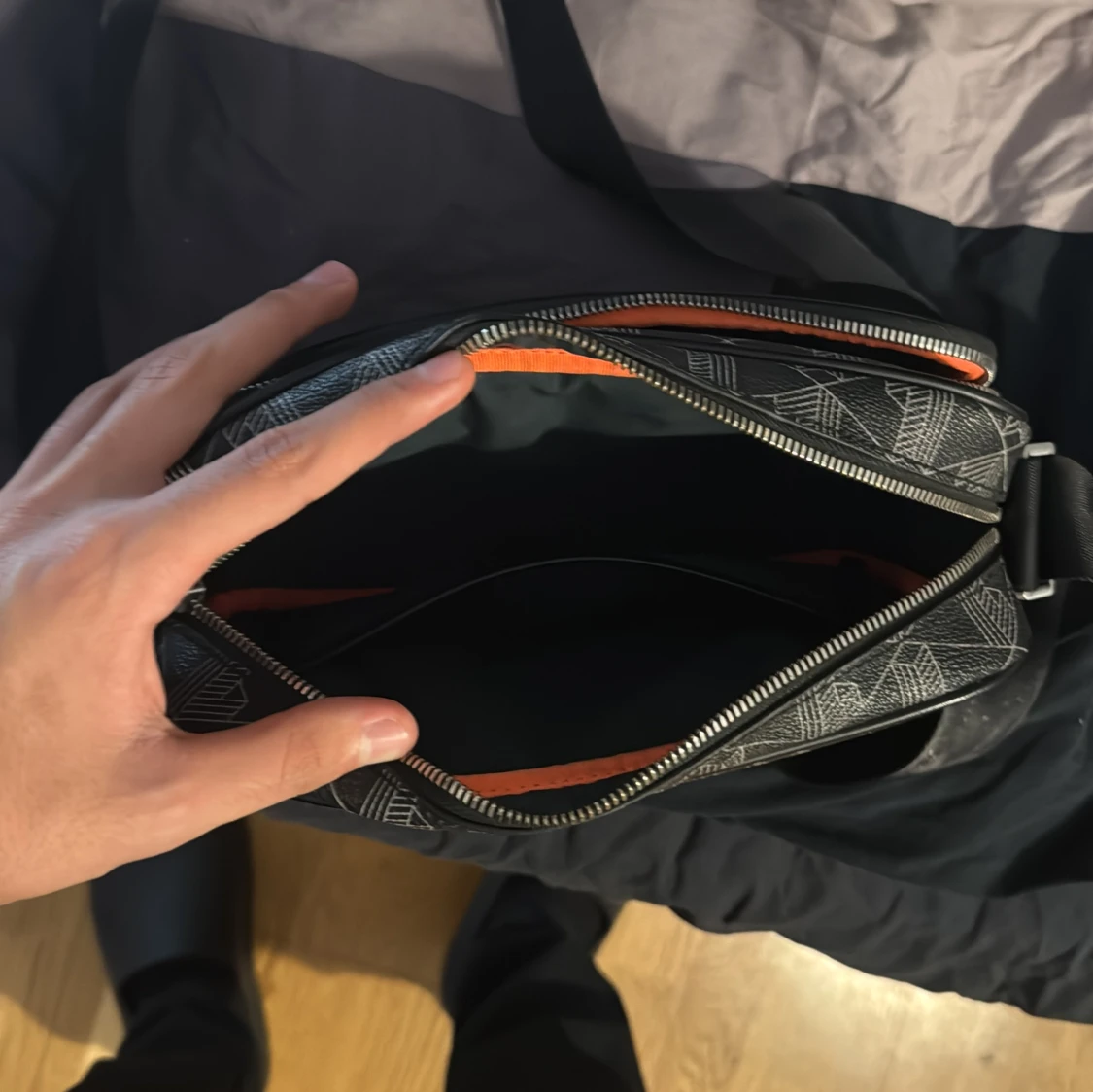 Svart axelväska från Lacoste med mönster - 2