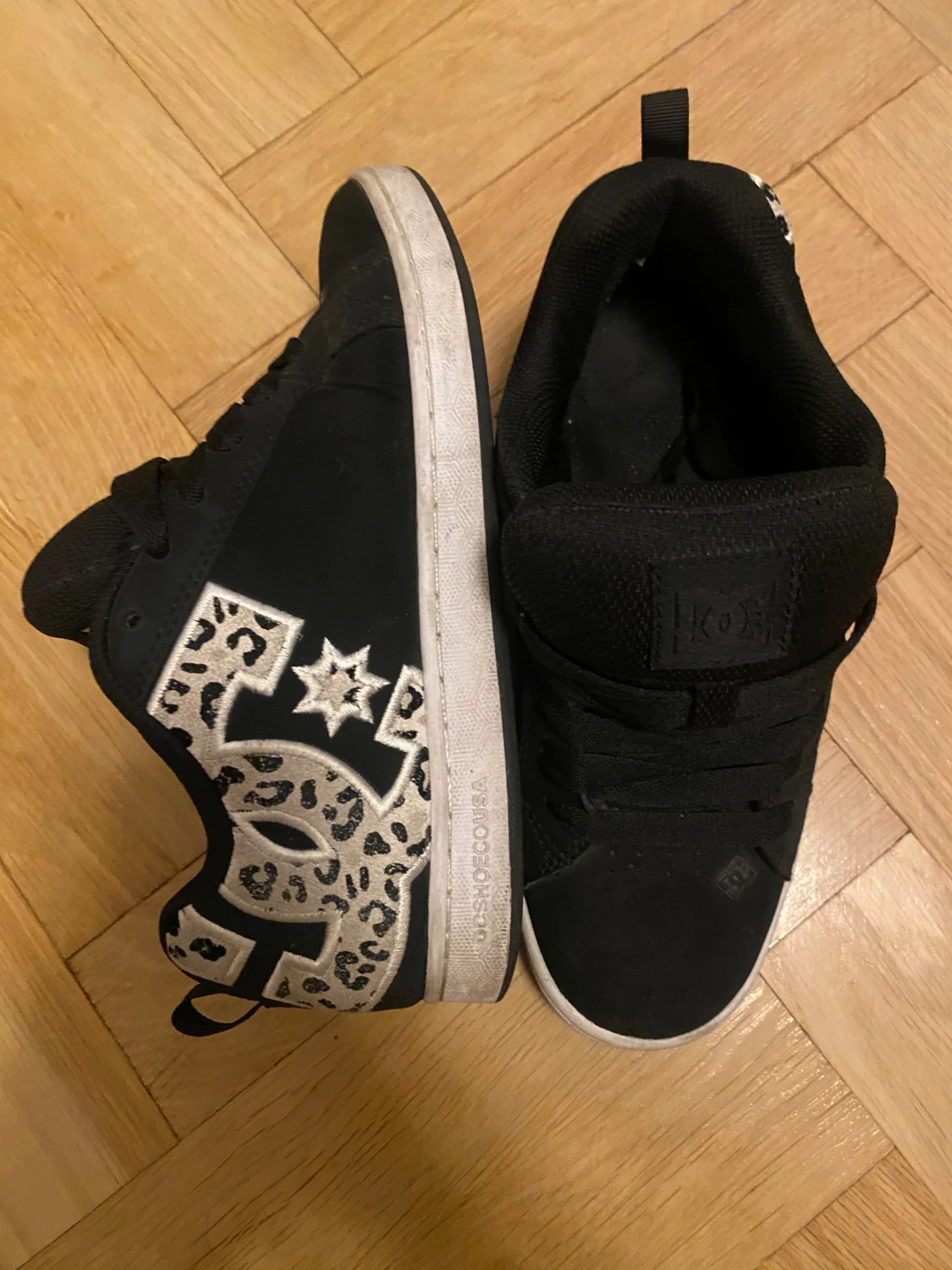 Svarta DC sneakers med leopardmönster