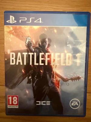 Battlefield 1 PS4 - Battlefield 1 till PlayStation 4. Omslaget och fodralet är i mycket gott skick, inga synliga repor eller skador. PEGI 18. Perfekt för dig som vill uppleva intensiva strider och fantastisk grafik på din PS4.