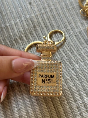 Keychain eller bag charm Ch@nel N’5 - Super nice keychain or bag charm 