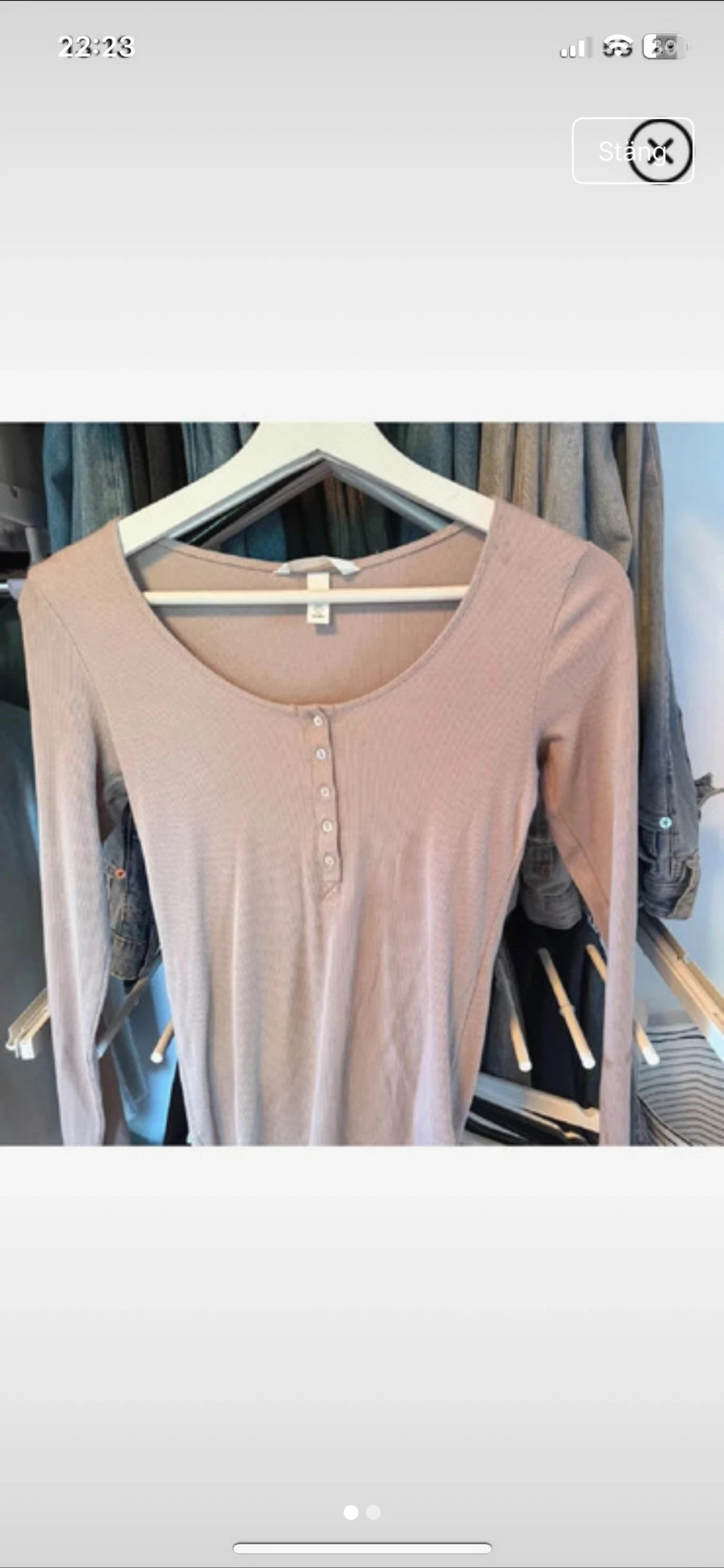 Beige ribbad topp med knappar