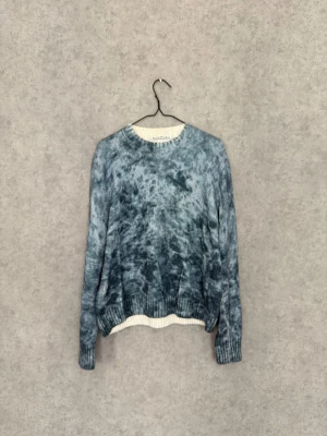 Blå stickad tröja Acne Studios - Snygg blåmelerad stickad tröja från Acne Studios med ribbade muddar och rund hals. Tröjan har ett unikt mönster. Skriv vid fler frågor eller bilder 🤝🏼