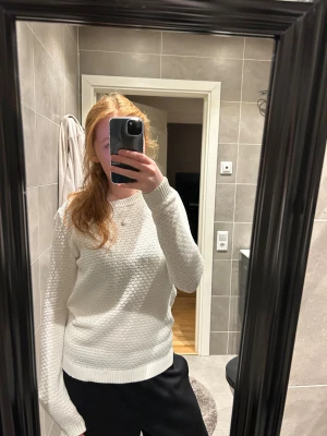 Vit stickadtröja  - Fin vit tröja i väldigt bra skick