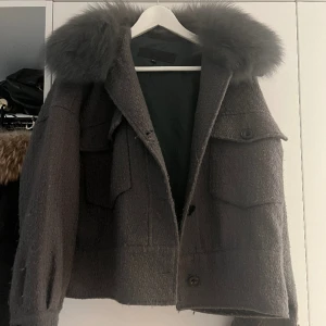 Meotine jacka grå - Säljer min Meotine jacka. Blivit lite nopprig men går nog att fixa till det mesta för att den ska se bättre ut. Ursprungspris ca 3000kr. Jackan är i storlek M/L och jag har normalt S så den sitter fint oversize