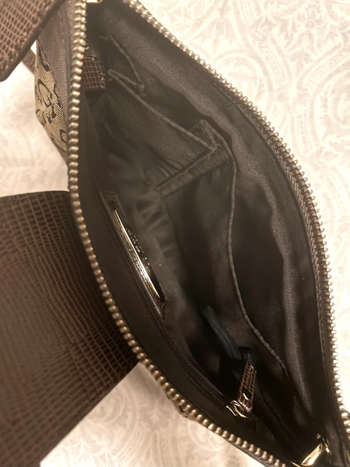 Brun axelväska från Guess med G-mönster - 3