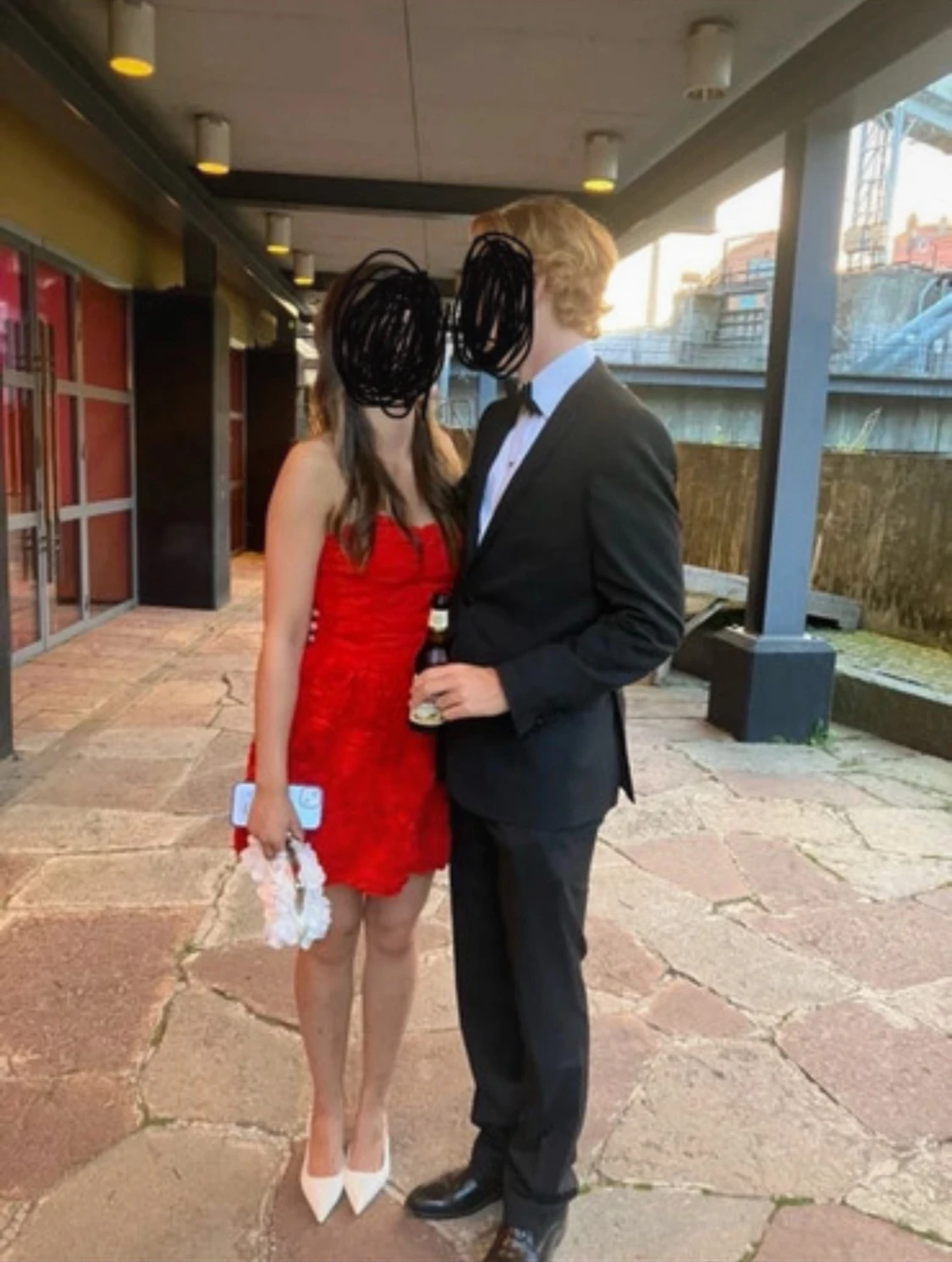 Röd axelbandslös kortklänning - 1