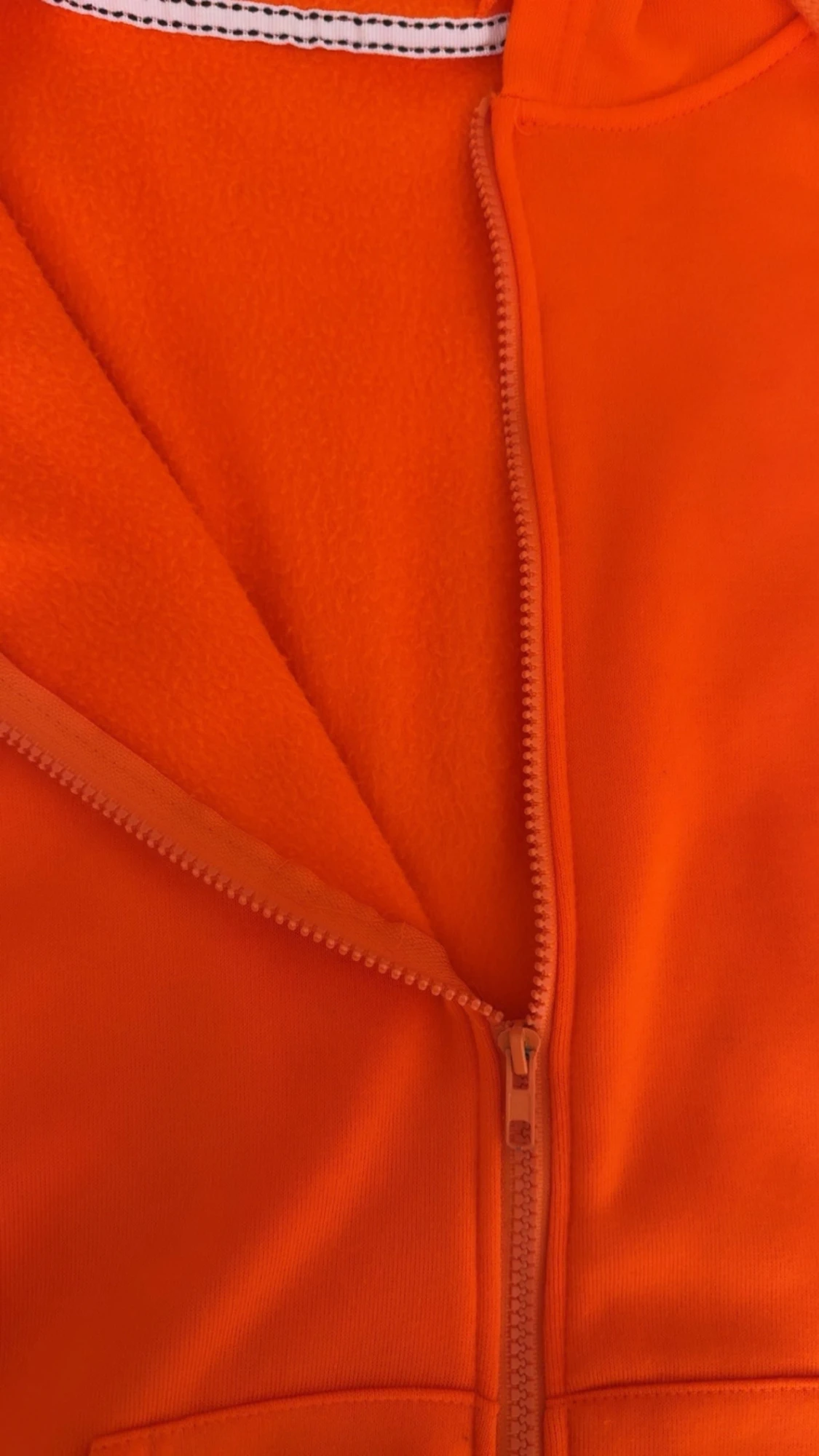 Orange hoodie med dragkedja och huva - 1