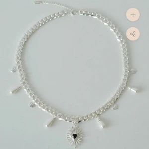 Silverhalsband med pärlor och hjärta - Säljer de här jättesnygga halsbandet från WOS då den inte kommer till någon användning 