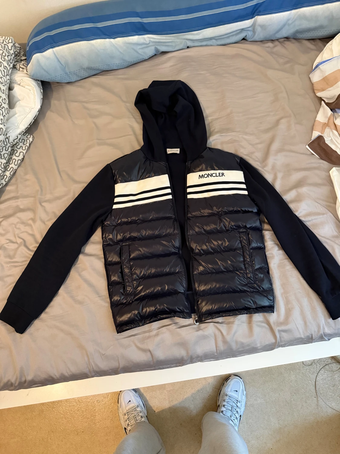 Svart Moncler pufferjacka med huva