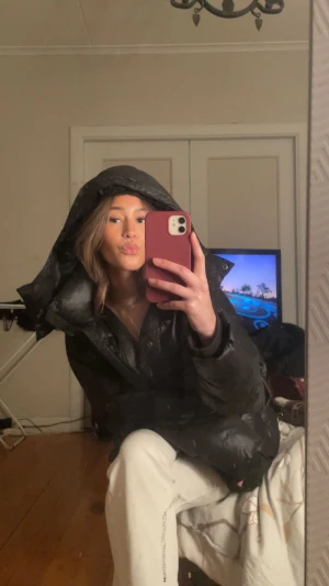 Svart pufferjacka - Svart jacka från bikbok köpt förra vintern men kommer inte till användning då jag köpt en ny