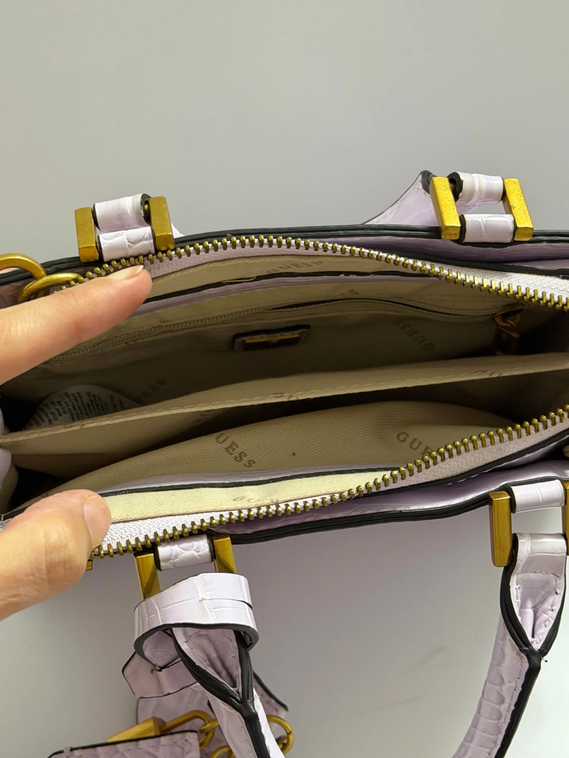 Ljuslila handväska från Guess - 3